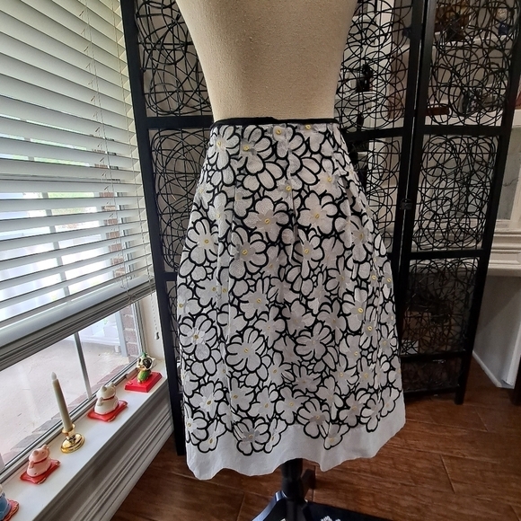 Talbots Petites Size 10P Daisy Circle Skirt Black and White - Picture 6 of 8